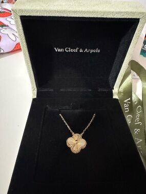 18K Solid Gold Clover Necklace One
Motif Flower 5.03g 18" Length